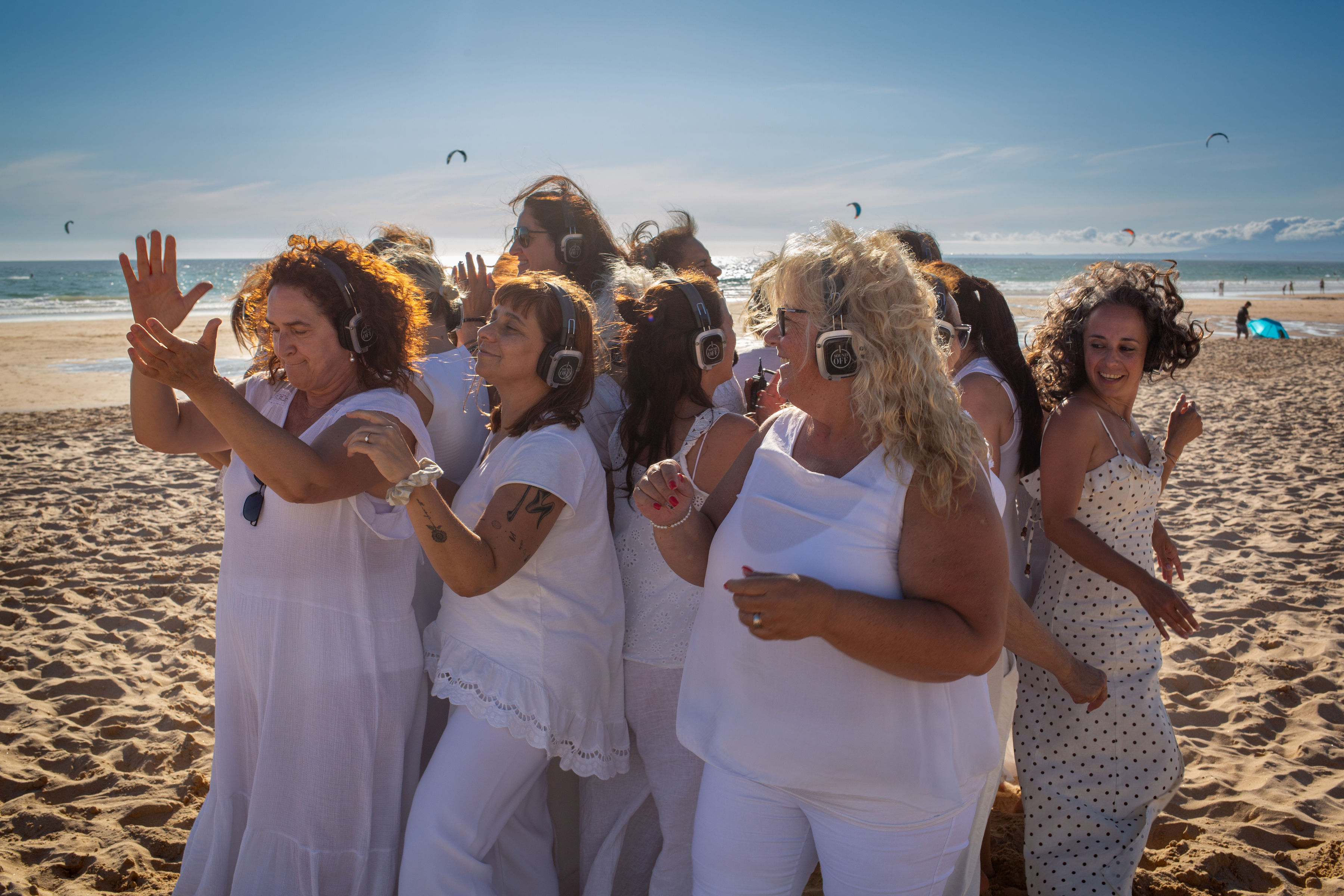 Mulheres a dançar juntas no encontro Woman VIP